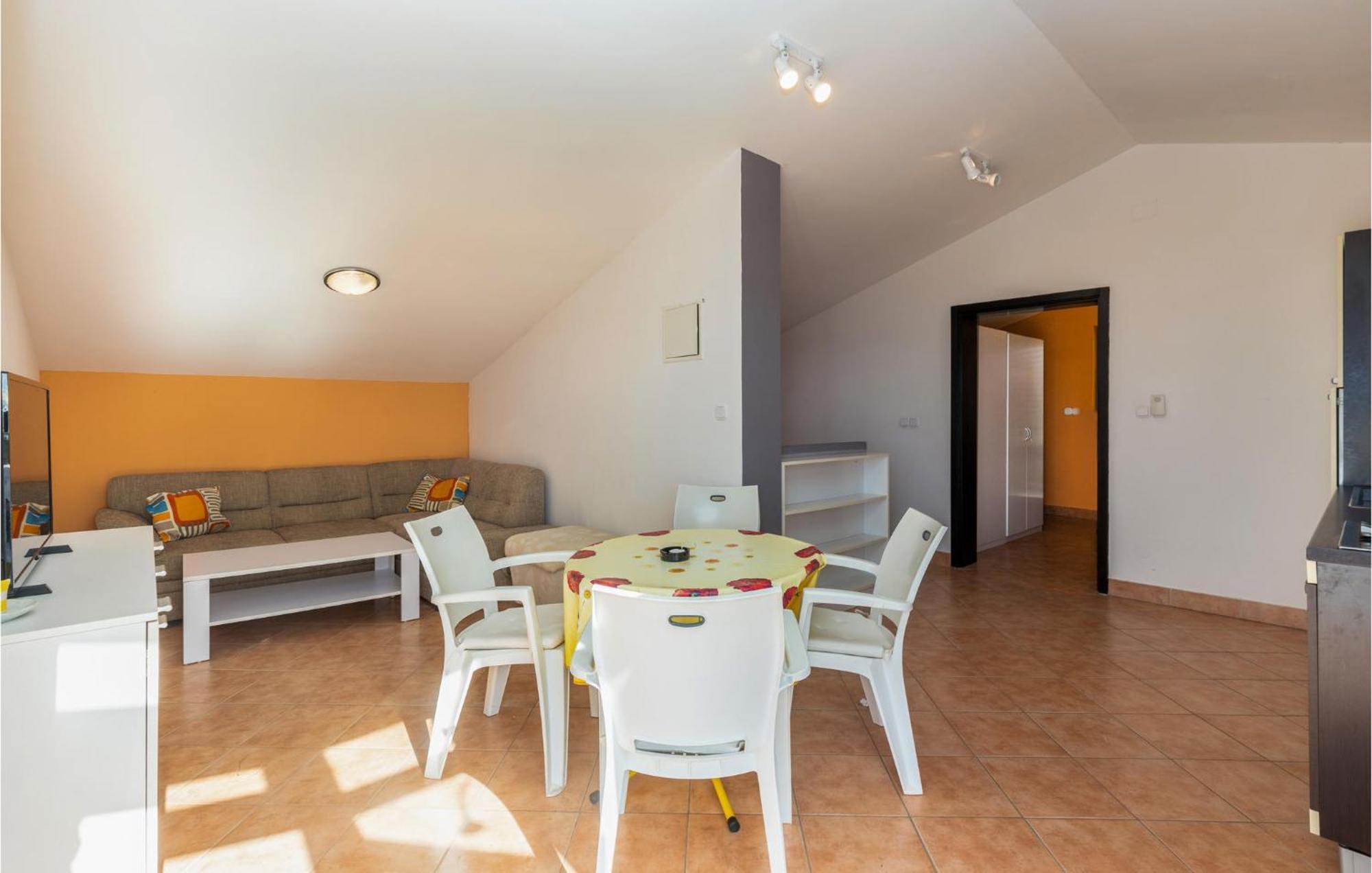 1 Bedroom Cozy Apartment In Ядраново Экстерьер фото